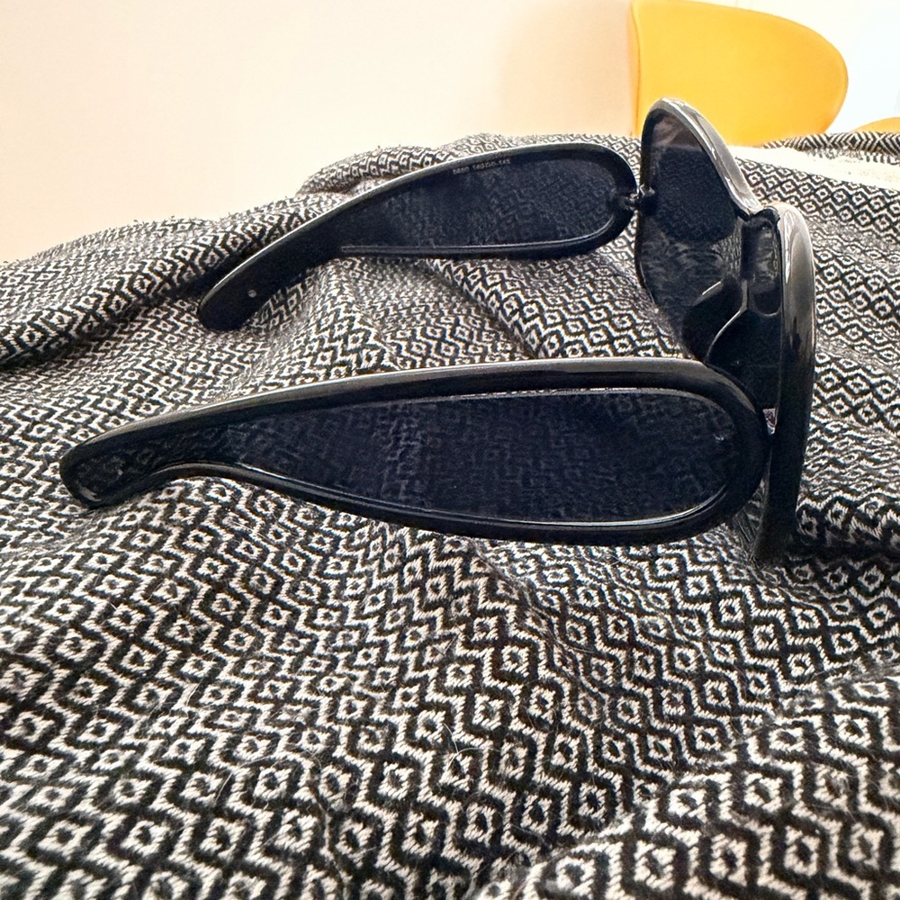 Black Sunglasses - Sleek Full-Coverage Design - Picture 2 of 5